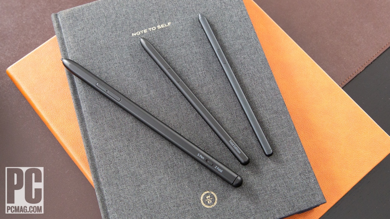 از سمت راست : S Pen Pro, Fold Edition pen, و S Pen 