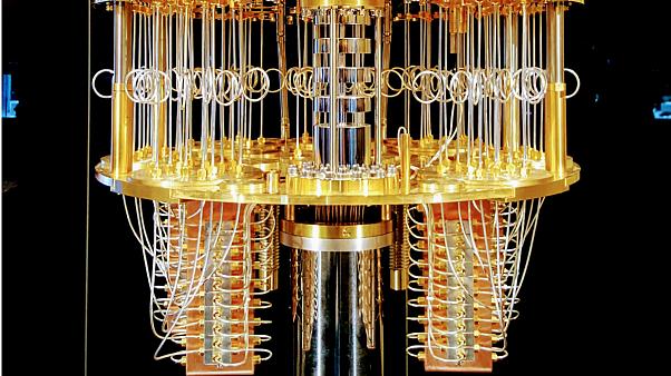 تصویر یک کامپیوتر کوانتومی با جزئیات به صورتی که حلقه ها و سیم هایی به هم متصل شده به رنگ طلایی