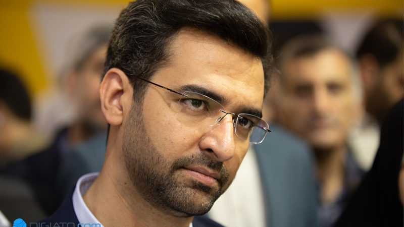 نمایی از اذری جهرمی در همایش نمایشگاه الکامپ