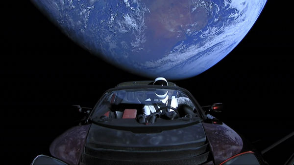 تصویری از یک فضانورد سوار بر یک ماشین در فضا