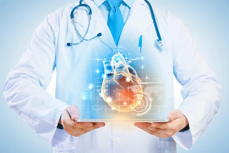 یک پزشک با یک هوش مصنوعی ای از مغز در دستش