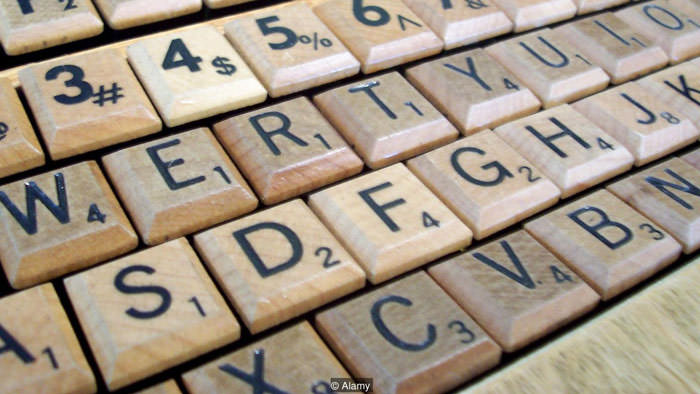 یک کیبورد چوبی به رنگ ملایم با حروف انگلیسی و اعداد 