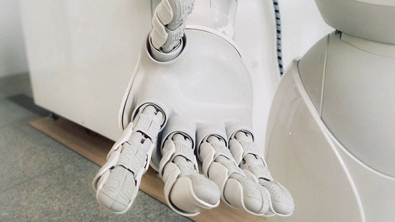 دست یک ربات سفید