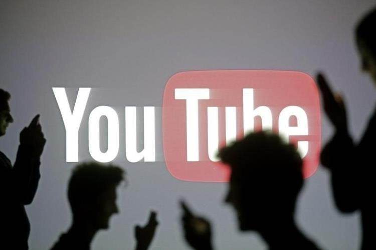 لوگو یوتیوب و چند نفر با موبایل youtube logo
